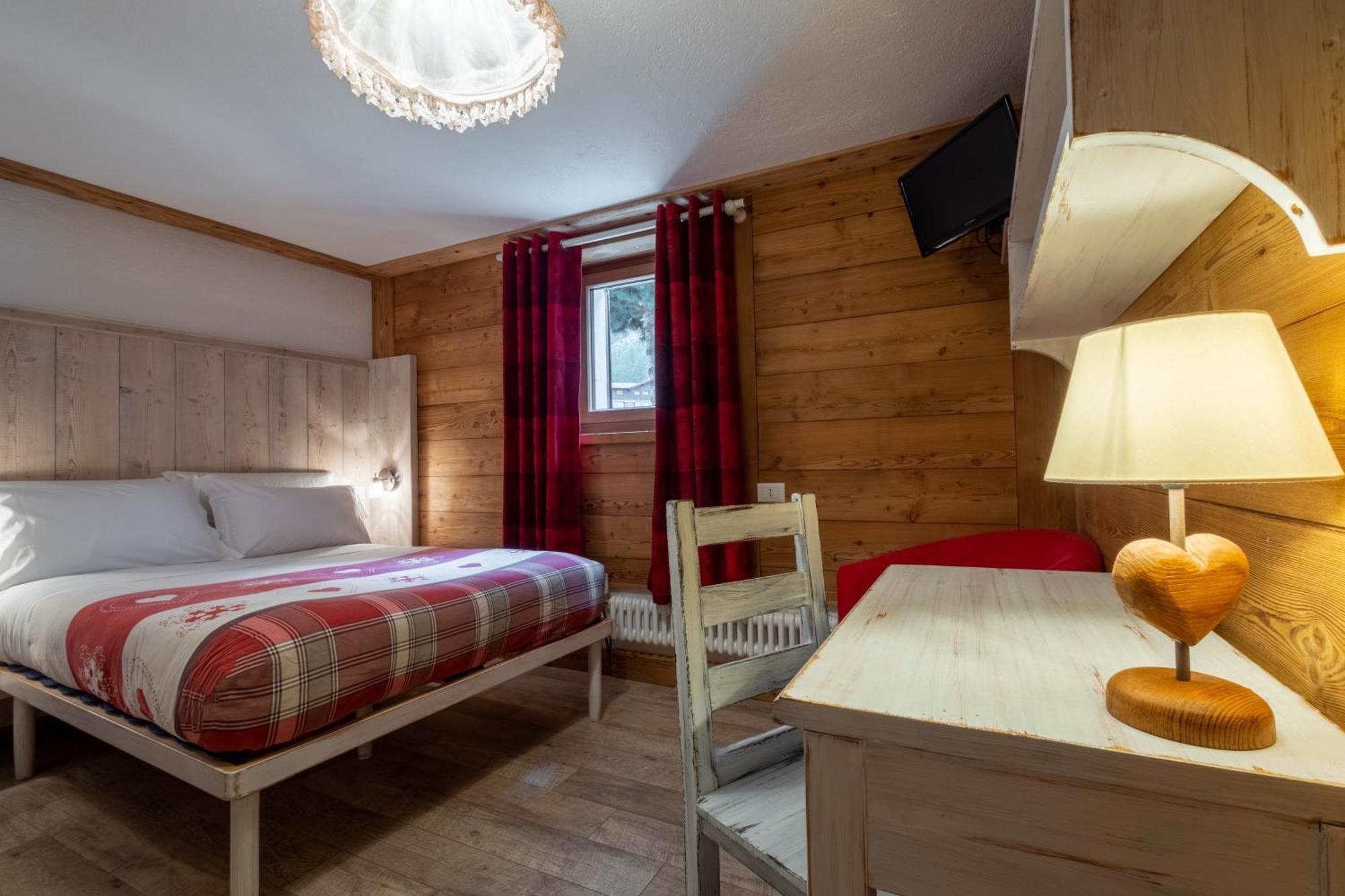 Hotel Petit Dahu - Chambres Et Restaurant كوجن المظهر الخارجي الصورة